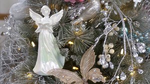 Our friend & décor expert, Valerie Parr Hill, is sharing buzzworthy finds & holiday trends this Christmas in July!✨🎁🎄 You can't go wrong with traditional holiday décor, but this combination of colors is extremely eye catching! Add Iridesence to your holiday home, here! > https://qvc.co/vphholiday1FB Plus, check out our BEST deal today from Valerie Parr Hill, her 9" Illuminated Glitter Lantern with Scene & Gift Box, here! > https://qvc.co/vphlanternfbQ P.S. Shop ALL Christmas in July finds with