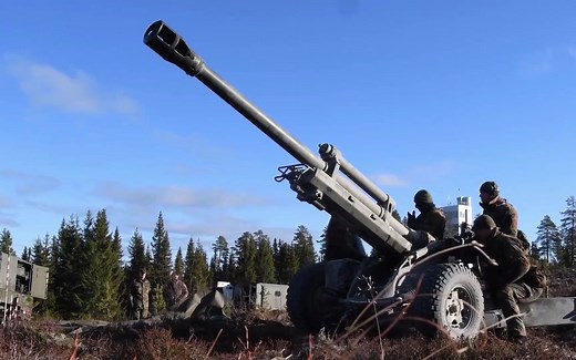 105 毫米火炮急速射实弹射击练习