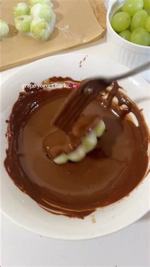 Grape yogurt bark 🍇 so yum!! Recipe in the comment #easyrecipe #chocolate #yogurt