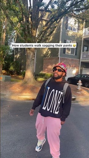How students walk sagging their pants 😂