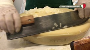 Have you ever experienced a "cheese" gelato? The "raspadüra" is an old Italian tradition of consuming young Granone Lodigiano cheese, a tradition that is still appreciated by everybody. Avete mai assaggiato il formaggio nel cono? La "raspadüra" è un'antica tradizione italiana nata per consumare il Granone Lodigiano giovane, una tradizione che viene ancora apprezzata da tutti. #granonelodigiano #raspadüra #italiancheese #iloveitalianfood #100per100italian #cheese #italy | I LOVE ITALIAN FOOD