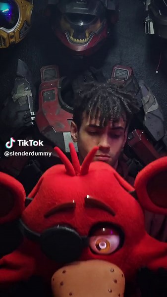 Quick tech test. Wireless control, audio via speaker, pre-saved animations, all running inside of Foxy's head, powered with a battery pack. Check out my latest youtube video for more details on how I did it! #fnaf #fivenightsatfreddys #animatronics #cosplay