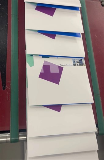 Ever wonder how two pocket folders are actually folded? Here’s the process in action! #HopkinsPrinting #bindery | Hopkins Printing