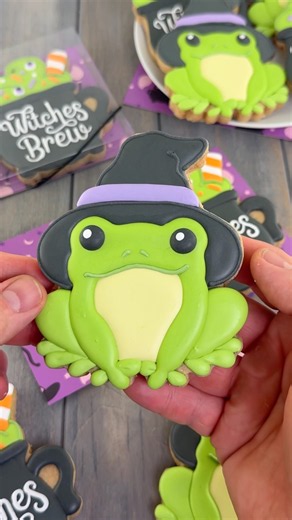 Decorate a Witch Frog Cookie for Halloween | Royal Icing Cookies #halloweencookies
