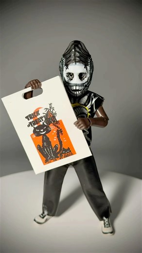 👽 Alien Goes Trick-or-Treating! | Ben Cooper Xenomorph Figure 🎃 NECA