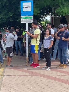 1.3M views · 100K reactions | Jóvenes universitarios esperaban el bus y quedaron sorprendidos con lo que sucedió 勞 | Pedro Valiente - Pagina Oficial | Facebook