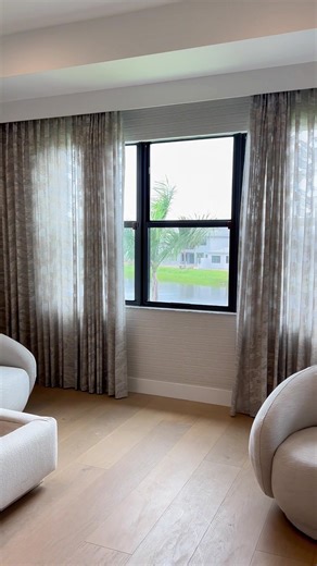 Once you experience home automation, you will never go back! ✨🙌 This stunning primary bedroom features not only motorized sheer drapery but also a secondary blackout layer, offering the ultimate two-in-one combination! At Blind Stitch, we ONLY install top-tier products into your clients’ homes, and this recent project is no exception. Calling all interior designers in South Florida and beyond, reach out to us today to discover how you can amaze your clients with this state-of-the-art technology