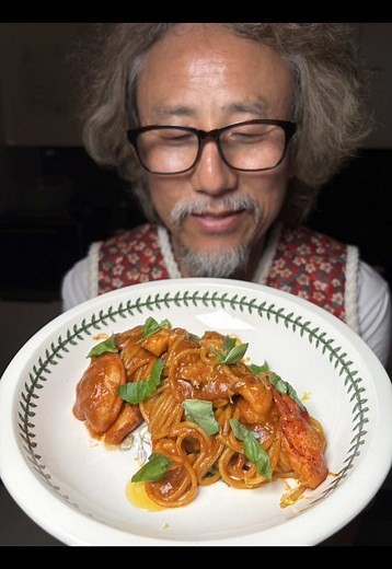 Lobster Tomato Bisque Pasta (2 Servings) Ingredients * 200g spaghetti * 1 lobster * 30g butter * Olive oil * Fresh basil * Lemon zest Bisque Base * Lobster shells * 1 onion * 5 garlic cloves * 1 celery stalk * 1/2 carrot * 1 fresh tomato * 2 tbsp tomato paste * 200g canned whole tomatoes * 100ml white wine * 2 bay leaves * 1L water Method 1. Prepare the Lobster * Split the lobster head in half and blanch in boiling water for 1 minute. * Transfer to ice water to cool. * Remove the tail and claw m