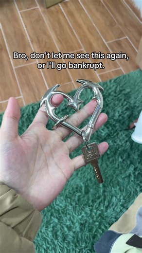 Fashionable Metal Carabiners for Streetwear Enthusiasts