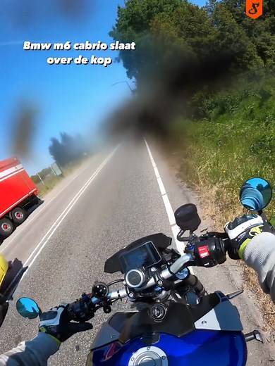 1M views · 6.9K reactions | Da's toch wel even schrikken, als de BMW M6 cabrio voor je ineens over de kop slaat. Gelukkig kon deze motorrijder bij Sprang-Capelle meteen te hulp schieten en kwam de bestuurder er met wat lichte verwondingen vanaf. Credits: Instagram/yamahasmurf_mt09 || Bikelifebrabant | Skoften+ | Facebook