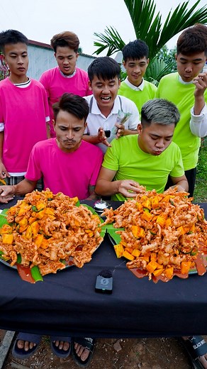 Trò Chơi Thi Ăn Chân Gà Rút Xương Sốt Thái Nhanh Nhất Cười Toác Mồm | Hưng Vlog
