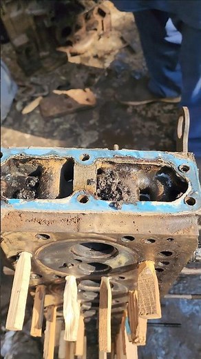 DIESEL ENGINE CYLINDER HEAD LEAKAGE TEST | PROFESSIONAL CRACK DETECTION METHOD #shorts