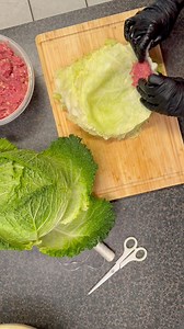 Schon mal Wirsingrouladen gefaltet – und sie wollten einfach nicht halten? 😉 Rita zeigt dir die richtige Falttechnik, damit alles da bleibt, wo es hingehört 🥬✨ Das Rezept und Ritas Buch findest du auf der Lindchen Webseite. #ritakocht #wirsingrouladen | Bauernmarkt Lindchen