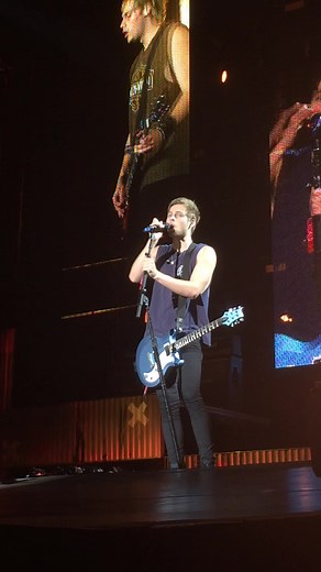 5 Seconds of Summer Performance of Disconnected at Hershey Park