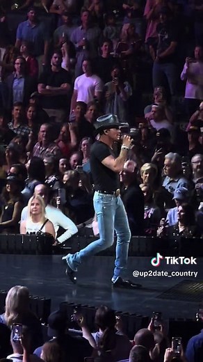Tim McGraw Live Performance of 'I Like It, I Love It' at Bridgestone Arena