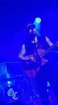 Benji Madden singing emotionless on the acoustic guitar @ #barrowlands 30/11/2017