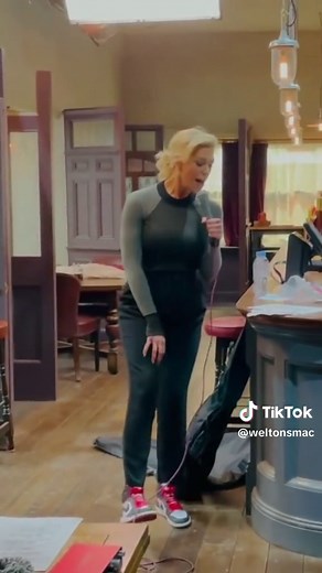 Hannah Waddingham Sings 'Christmas (Baby Please Come Home)'