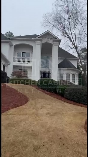 Remodel your kitchen with us: our team is super professional and detail-oriented in achieving the goal of transforming your kitchen into the kitchen of your dreams check out our reviews⭐️⭐️⭐️⭐️⭐️ Call now or message us 📞 1 (404) 552-1655 #atlanta #newkitchencabinets #elegantkitchen #bathroomremodel #countertops #backsplash #paintcabinets #ontimekitchencabinets #refacing #atlantaga #atlanta🍑