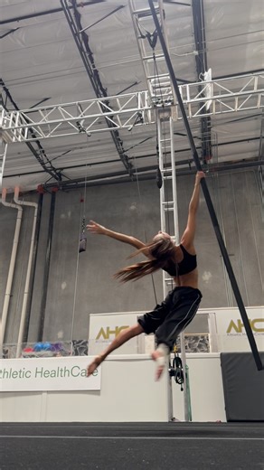 Veronika Goroshkova | #poledance #polesport #aerialpole #circusaroundtheworld #flyingpole #chinespole #poleart #circuslife #circusartist #circuslife... | Instagram