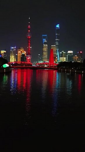 繁华的上海外滩夜景，在霓虹灯的照耀下，咋浦路桥上的的水面波光粼粼！真的是上有天堂下有苏杭唯有上海灯火辉煌！