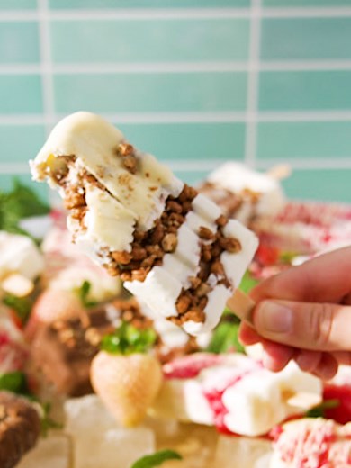 We’re swapping our usual bowl of cereal for these tasty Strawberry & Coco Pops-icles 🍓🍡 #2IngredientPopsicles #NewLookGreatTaste #25%lesssugar #Kelloggs #RiceKrispiesStrawberry #CocoPops Makes 4 Hands-on time: 10 minutes Hands-off time: 4 hours INGREDIENTS 1 cup vanilla flavoured yoghurt 3⁄4-1 cup Kellogg’s® Coco Pops Cereal OR Kellogg’s® Rice Krispies Strawberry Flavoured Cereal SERVING SUGGESTION: White chocolate, melted Kellogg’s® Coco Pops Cereal or Kellogg’s® Rice Krispies Strawberry Flav