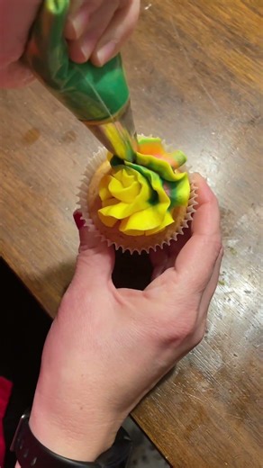 Colorful Spring Rose Piping #cupcake