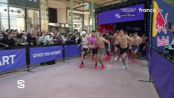 #Stade2 | 💪 L’Hyrox mania entre au Grand Palais🔥Mêlant course à pied et cross training l’Hyrox est un véritable phénomène de société. Découvrez les secrets d'une discipline au business florissant📺 Stade 2 en direct : https://t.co/LcvzhE4Q6I