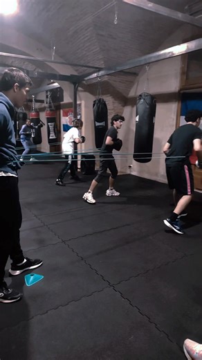 Salut à tous ! Aujourd'hui, j'ai eu un super entraînement avec mes élèves, axé sur le sac de frappe avec des élastiques. C'était génial de les voir s'investir et progresser ensemble. Les élastiques ajoutent un bon défi et permettent de travailler à la fois la puissance , la vitesse et l'explosivité. J'adore partager ces moments avec eux et les voir évoluer ! Hâte de continuer à les motiver et à les voir briller ! 💪🥊 | Boxing Club 1980