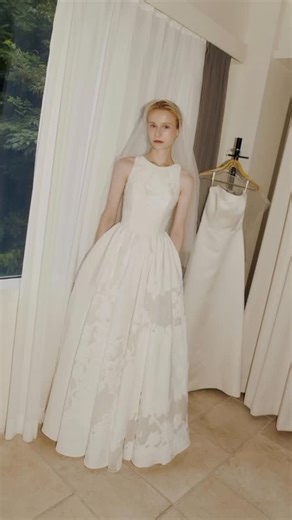 MODENY 모드니드레스 on Instagram: "SAMPLE SALE OPEN 🏡 안녕하세요. 모드니드레스입니다. 지금까지 많은 사랑을 받은 드레스들을 모아 샘플 판매를 진행합니다. 샘플세일은 12/9(화)부터~ 1월까지 진행되며, 1월 피팅 예약은 12월 말에 추가 오픈될 예정입니다. 샘플세일과 피팅 리스트는 모드니 인스타그램 메인 링크에서 확인하실 수 있으며, 샘플 피팅 예약은 네이버 예약을 통해 가능합니다. 많은 관심 부탁드립니다🪽"