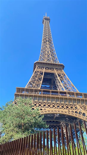 Roaa | Come spend a day with me in Paris 🇫🇷 Locations & prices included 😉⬇️ 1️⃣ Café Carette ☕ Hot chocolate with whipped cream + pain au... | Instagram