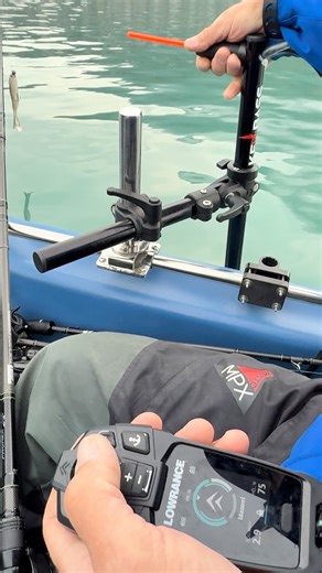 Lowrance Team France on Instagram: "⚡ Notre moteur électrique avant 𝐑𝐄𝐂𝐎𝐍 est l'arme ultime pour la prospection et le repérage de poissons pélagiques ! 🎯🐟 Il est redoutable grâce à : - Sa simplicité d'utilisation avec la télécommande ultra intuitive et son joystick intégré 🕹️🎮 - Sa puissance inégalée en 24V ou 36V - Son silence sur l'eau et sous l'eau 🤫🪰 Nos Prostaffs @will_sportfishing74 et @j_b_morel l'ont testé et approuvé très largement en compétition !"