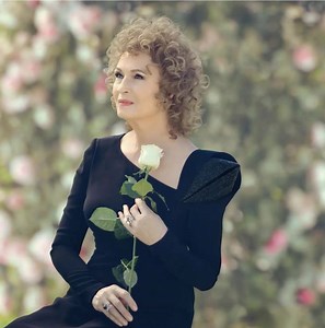 75K views · 2.4K reactions | https://okmagazine.ro/vedete/news/angela-similea-a-implinit-78-de-ani-cum-s-a-2374268.html Angela Similea a împlinit 78 de ani. Cum s-a fotografiat marea artistă de ziua sa, în splendida Italie | OK! Magazine Romania | Facebook