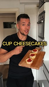 Cup cheesecakes 😱👇🏻 Per cheesecake 98 cal en 6 gram eiwit - 100 gram Philadelphia light - 100 gram 0% yoghurt - 1 ei - 2 tlp honing - 50 gram frambozen - verse citroensap 25 minuten in de oven op 180 graden Super lekker voor als snack 💪🏻 | Martijn Schoemans