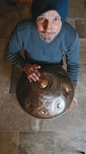 Meet the Taopan Mini 46cm E3 — a small Handpan with a huge presence. Its voice is crystal-clear, warm, and resonant. Notes: (B2) E3 / (G3) (A3) B3 (C4) D4 E4 F4 G#4 A4 B4 D5 E5 plus B5 Rhythm Note Includes for example scales like Amara, Kurd, Raga Todi, Equinox, Voyager etc. A layout designed for soulful playing, dreamy sound journeys, and spontaneous jams. If you want to know more, head to our Linktree or visit our site: taohandpan.com And don’t miss exclusive infos — join our newsletter and st
