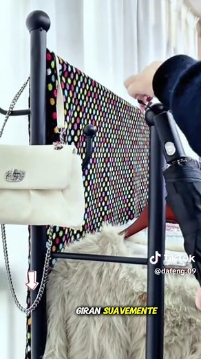 Perchero Metálico con Ruedas: Organiza tu Ropa Fácilmente