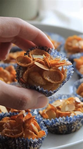 [Recipe] Old but gold, sharing my recipe for these Golden Honey Joys (Honey Cornflakes) 🍯🐝 that comes with natural honey sweetness (my recipe does not use white sugar) and can be done in 4 steps 😄 I also like to add almonds for a nutty, toasty finish. Many of you might relate to me that this is one of our most successful bakes when young, as it’s really easy to do but always receive so much praise 😂 A disclaimer for those who’ve seen this before, I’ve further refined this video but still use