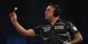 Darts player becomes instant meme after wearing ear defenders to block out crowd