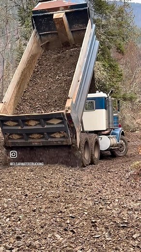 Some action shots of our Kenworth dump truck coming into the job and tailgate spreading 3”- gravel. #dumptruck #kenworth #dumptrucking #roadbuilding #kenworthw900 #kenworthw900b #orofinoidaho #rockdelivery #graveldelivery | Clearwater Trucking