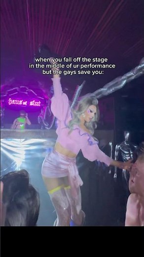 drag queen falls off stage in middle of performance😅☠️