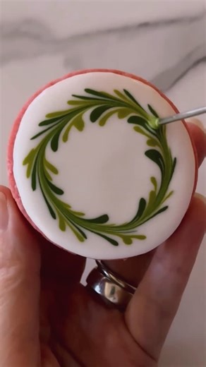 The Cookie Box Club on Instagram: "What do you get when you combine X’s and V’s on a cookie? Yes, a very unique wet on wet wreath icing design. Have you ever used royal icing for your cookies? Here’s my recipe if you need one: You’ll need: ✨ 5 1/2 tablespoons meringue powder ✨ 3/4 teaspoon cream of tartar ✨ 3/4 cup water ✨ 2 teaspoons fav. flavoring (I use vanilla, butter, etc.) ✨ 2 LB powdered sugar ✨ 1 tablespoon light corn syrup ✨ 1 teaspoon food-grade vegetable glycerin (must be vegetable an