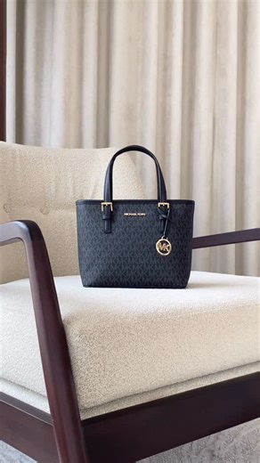 BALILENE on Instagram: "Small size, big everyday ease. ✨ MK Jet Set Extra Small ini pas buat dipakai sehari-hari. Botol minum, mukena travel dan pouch make up mini kamu juga bisa masuk ya. Sudah di lengkapi dengan adjsutable longstrap yg bisa disesuaikan panjang pendeknya sesuai kebutuhan. Key features: 👜 Saffiano leather dengan sentuhan gold 📏 Cukup buat daily basics 🎒 Strap panjang adjustable 🔐 Zip-top closure + interior slip pocket For your easy everyday moments, DM, tap link, or WhatsApp