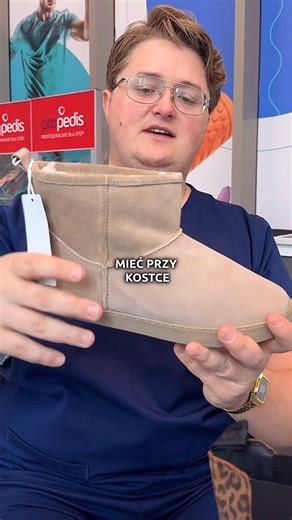 Jakie buty poleca specjalista od zdrowia stóp z FootMedica Klinika Zdrowej Stopy? We współpracy z Jakubem, który na co dzień diagnozuje i prowadzi terapię osób z problemami takimi jak haluksy, palce młotkowate, wady postawy, bóle kręgosłupa i wiele innych, przygotowaliśmy dla Was selekcję zdrowszych odpowiedników najbardziej popularnych modeli butów. Nie musisz mieć problemów zdrowotnych, by wybierać barefooty – specjaliści zgodnie twierdzą, że buty o anatomicznym kształcie są jedynym rozsądnym 