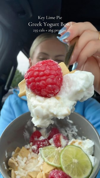 Samantha Milton on Instagram: "Key Lime Pie Greek Yogurt Protein Bowl🍋‍🟩🩷 (239 cals + 26g protein) Join my Patreon for more recipes and treats like this! #keylimepie #pie #greekyogurt #protein #highprotein #lowcal #weightloss #weightlossrecipes #caloriedeficit #calories #pcos #pcosweightloss #bowl #hack #mealprep #snack #dessert"