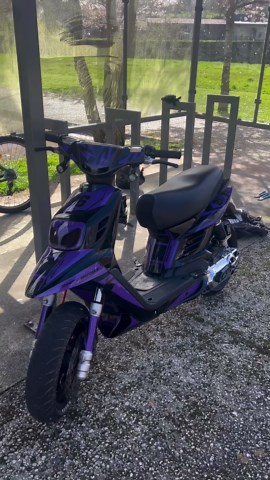 @spike.boost on Instagram: "🍇🍇🍇 - - Avez vous reconnu les détails ?👀 @maxiscoot_officiel - - #50cc #70cc #80cc #90cc #100cc #mbkbooster #mbk #booster #bed #maxiscoot #moto #scooters hub #malossi #stage6 #pmt #wheelingbike #whelling #bikelife #proscooter #tsr #teamsebracing #scootxtreme"