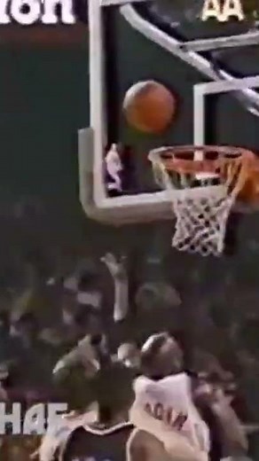 Michael Jordan arm did the space jam stretch 🤜🏾