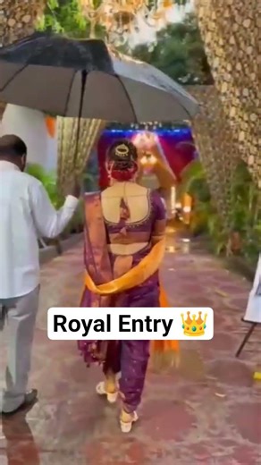 Bride's Royal Entry 👑❤️#bridelmakup #hairstyle #maharashtrianbride #nauwarisaree #ytshorts