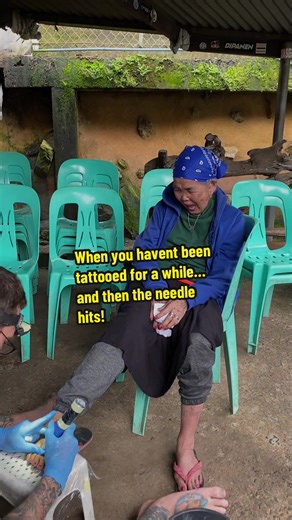 Whang-Od certainly didn’t like that feeling too much…but she is so tough and made it! A new tattoo at the age of 108…This must be world record! . #whangod #buscalan #whangodtattooartist #worldrecords #tattoo
