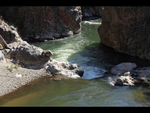 五十里湖と龍王峡で、紅葉半ばの会津西街道