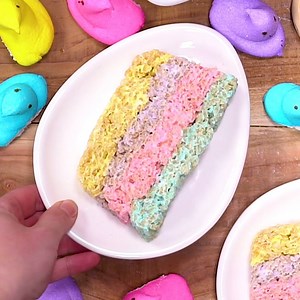 Rice Krispie Treats with a twist – they’re made with marshmallow Peeps and layered for a beautiful, colorful Easter treat! Make these Layered Peeps Treats for all of your spring gatherings! PRINTABLE RECIPE: http://www.yellowblissroad.com/layered-peeps/ | Yellow Bliss Road