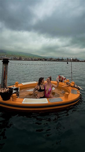 JESSICA FIORINI on Instagram: "Eis baden oder Jacuzzi? ☃️ Test Reel [Anzeige] Mit @hottuglakelucerne gibt es direkt beides! Du kannst bei 38° gemütlich im Jacuzzi entspannen oder ein erfrischendes Eis Bad nehmen im See. * Das Boot darfst du ohne Führerschein steuern und kannst mit bis zu 6 Personen den Tag oder Abend auf See genießen. 📍Seefeld, Hafen Buochs, NW Alle Infos sowie die Buchung findest du auf www.surfupswiss.ch oder @surfupswiss #hottug #fürdich #pourtoi #foryou #eisbaden"